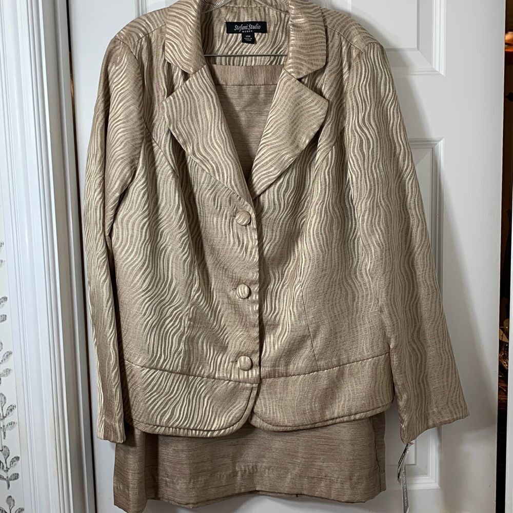 Stefani Studio Woman size 14W two piece skirt and jacket.  Goldfish/tanish